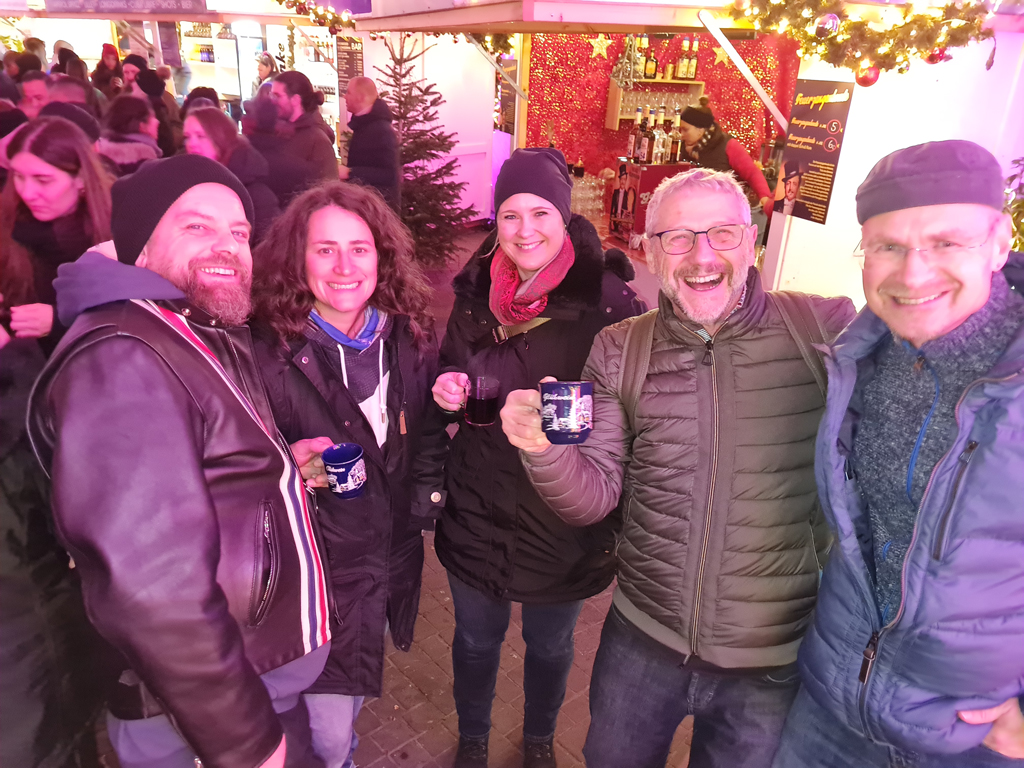  Die Medaillen werden mit Feuerzangenbowle begossen 